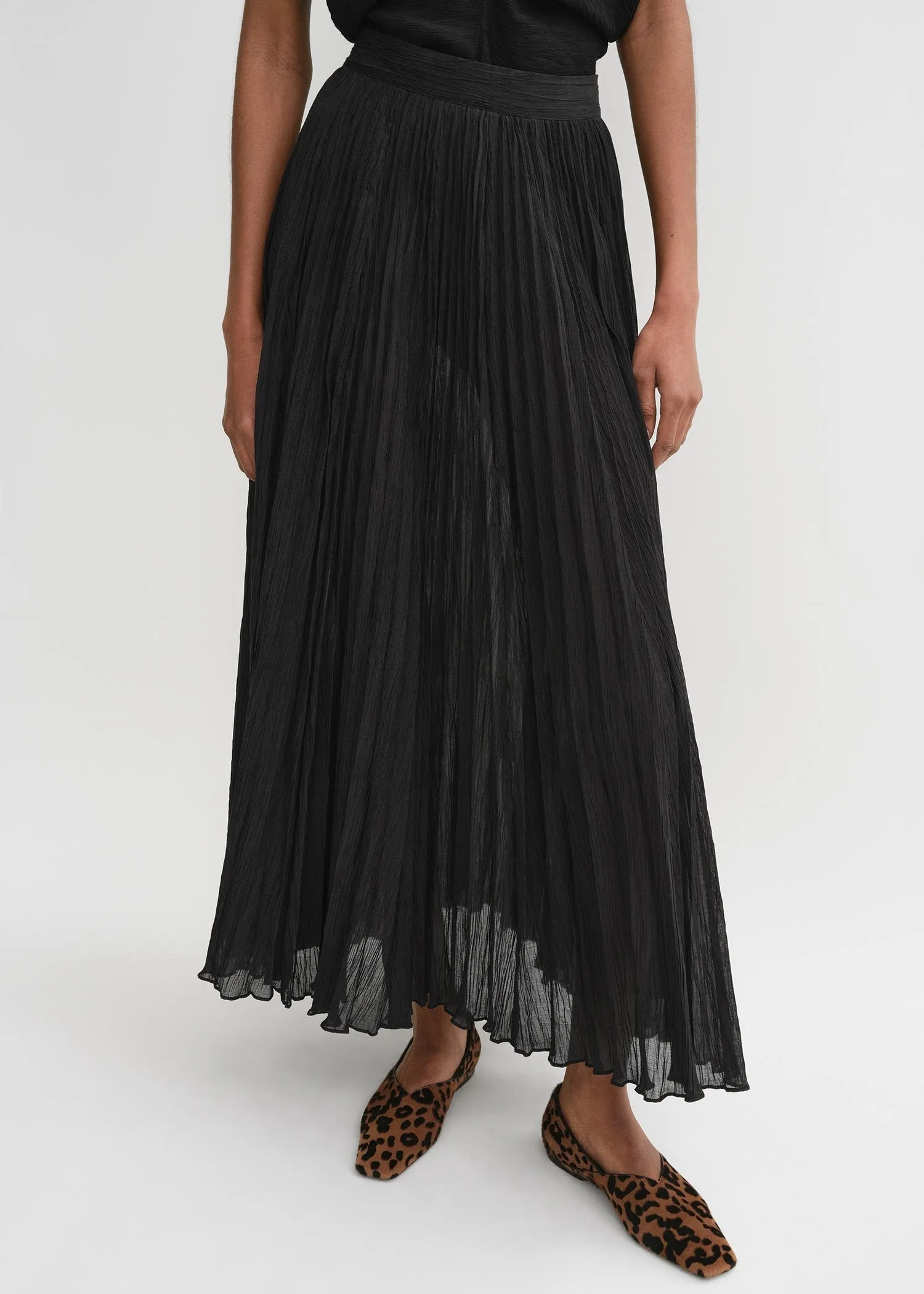 Crinkled plissé skirt black